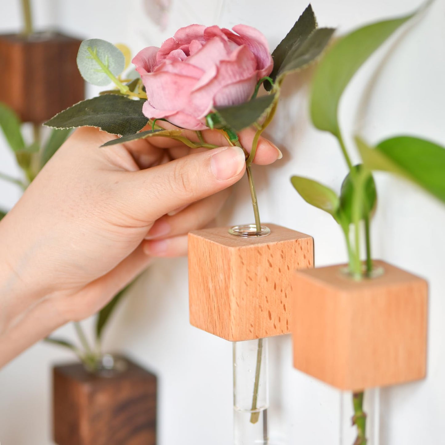 Vase magnétique en bois noble ( تلتصق على جميع الأسطح )