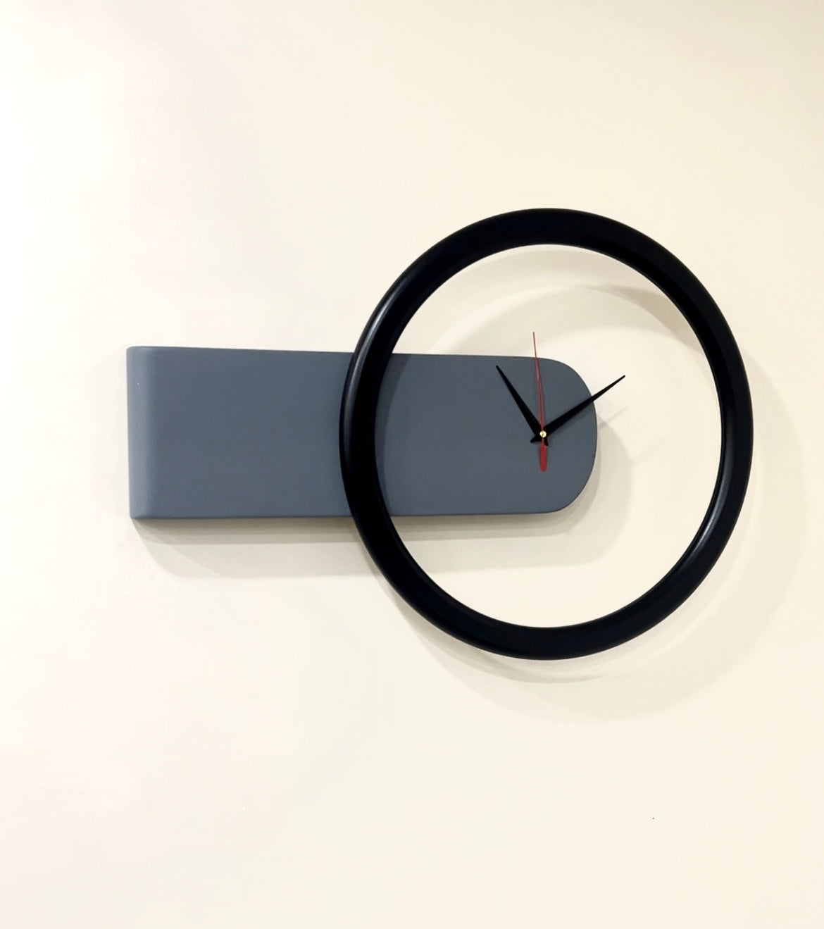 Horloge murale moderne en Hetre Grise et noir