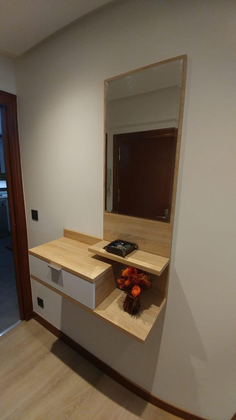 Meuble d'Entrée - Meuble de Rangement Scandinave et Moderne, avec Tiroir, Miroir et 3 Tablettes Résistantes et Stables, Blanc et Chêne Sonoma